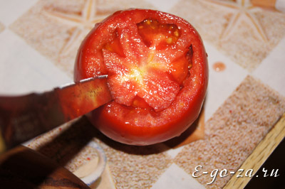 Удаляем сердцевину из помидоров