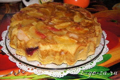 Готовность пирога определяем деревянной палочкой, если палочка сухая, к ней не липнет тесто - пирог готов