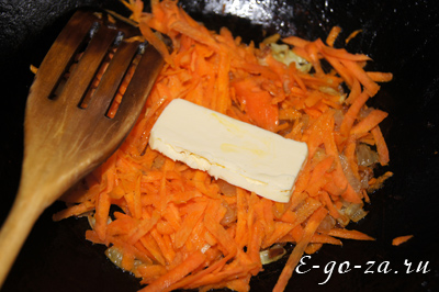 При пассеровании добавьте в морковь кусочек сливочного масла