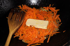 Добавляем морковь и кусочек сливочного масла