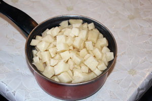картофель режем кубиками