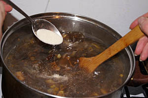 добавляем в кипящий суп манную крупу