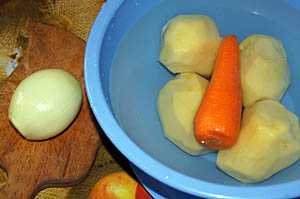 Чистим картофель и морковь