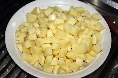 Картофель режем кубиками
