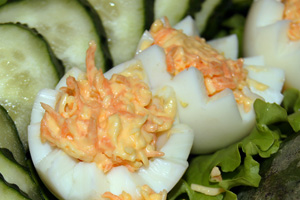 Яйца, фаршированные сыром и морковью