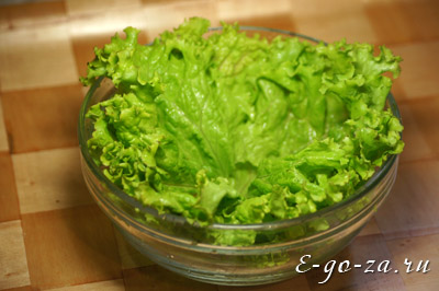 Выкладываем листья салата в салатник