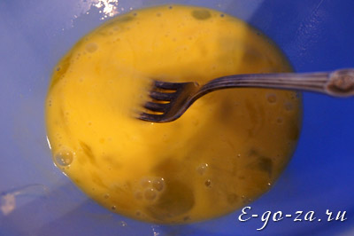 Перемешиваем яйца с кефиром