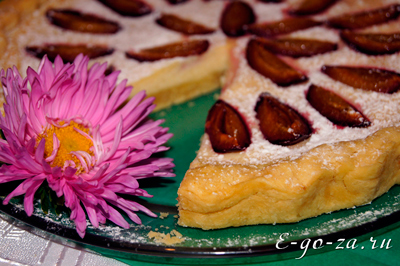 Пирог со сливами «Хризантема»