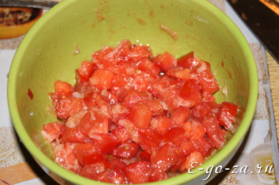 Перемешиваем помидоры с жареным чесноком, солим и перчим