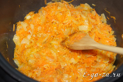 Пассеруем морковь и лук